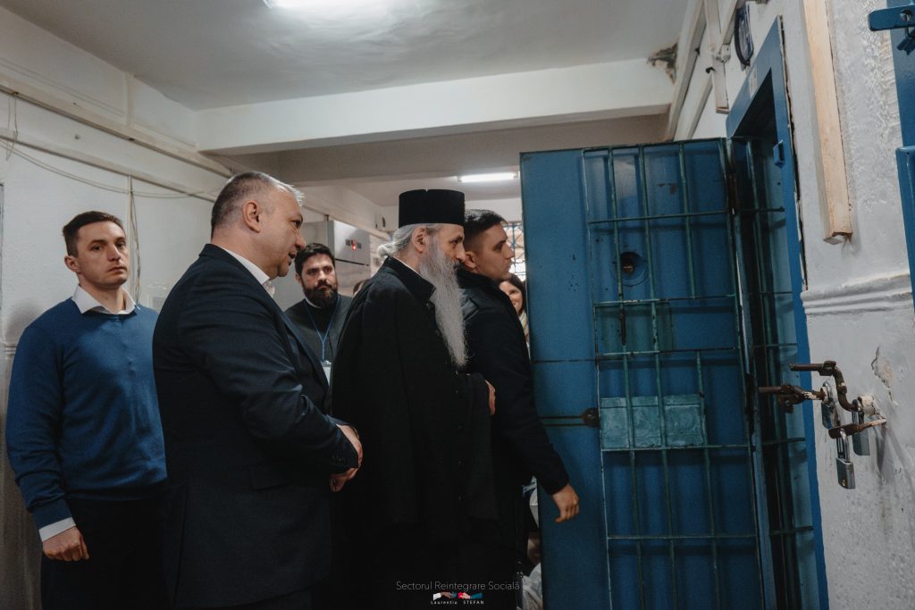 Pachete penitenciar 2026 fiideajutor18 - Înaltpreasfințitul Părinte Teofan a împărțit pachete de Paște tuturor deținuților din Penitenciarul Iași