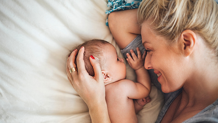 raising baby single mom 2021 722x406 1 - Din 17 august 2026 încep înscrierile în Programul FIV: Tot ce trebuie să știi despre înscrierile în noul Program FIV