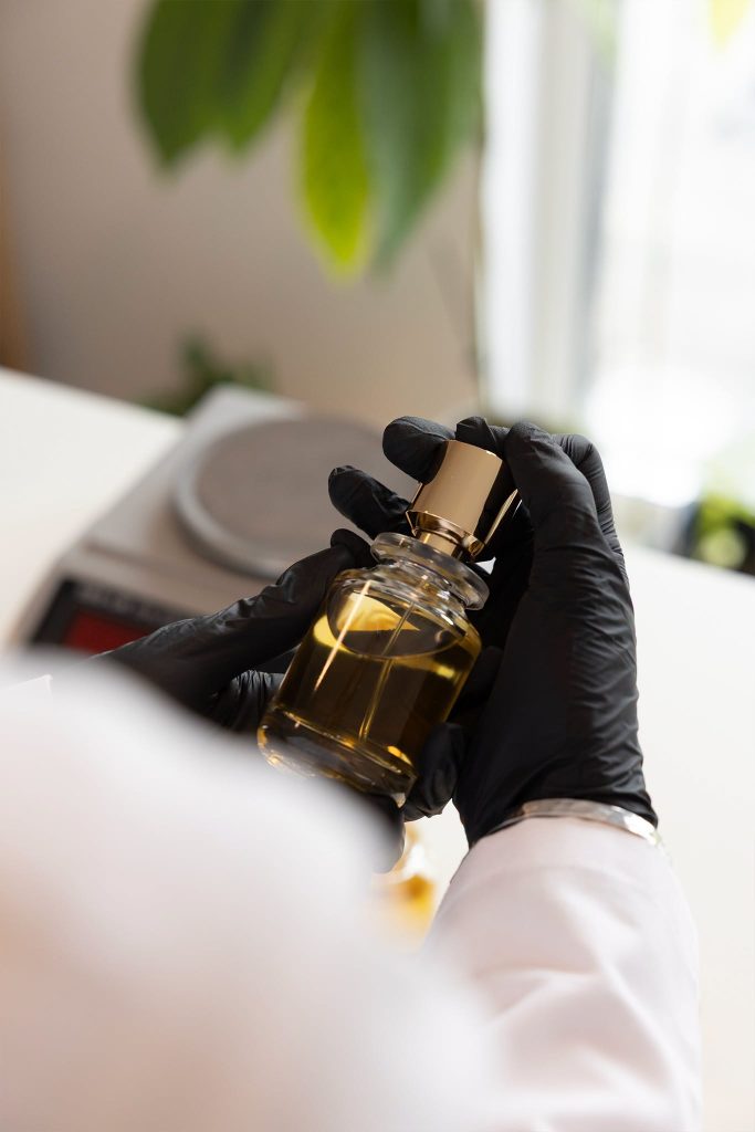 821447608 1617250526717853 6068354761499038734 n - Esența istoriei la Palatul Culturii: „Regina” și „Regalis”, noile parfumuri semnătură ale Iașului
