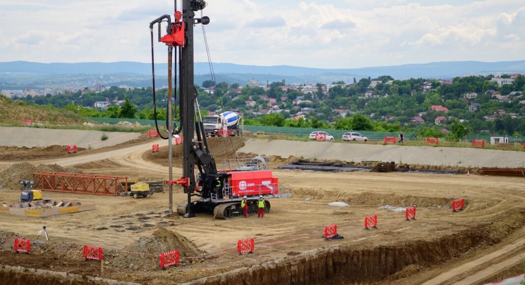 acord unic – utilaj de foraj pentru fundații pe un șantier de construcții