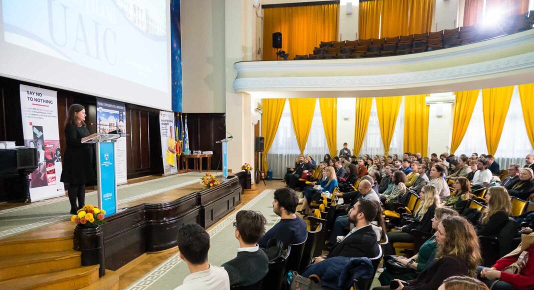 Studenți în aula Universității Alexandru Ioan Cuza, ale cărei cantine le aprovizionează Stedyan Com