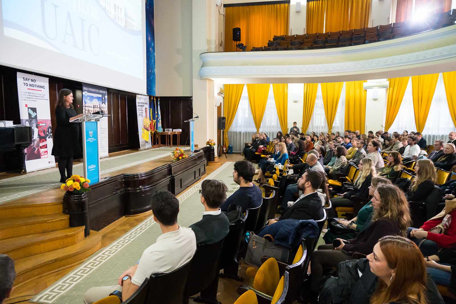 aula Universității „Alexandru Ioan Cuza” din Iași, plină de studenți