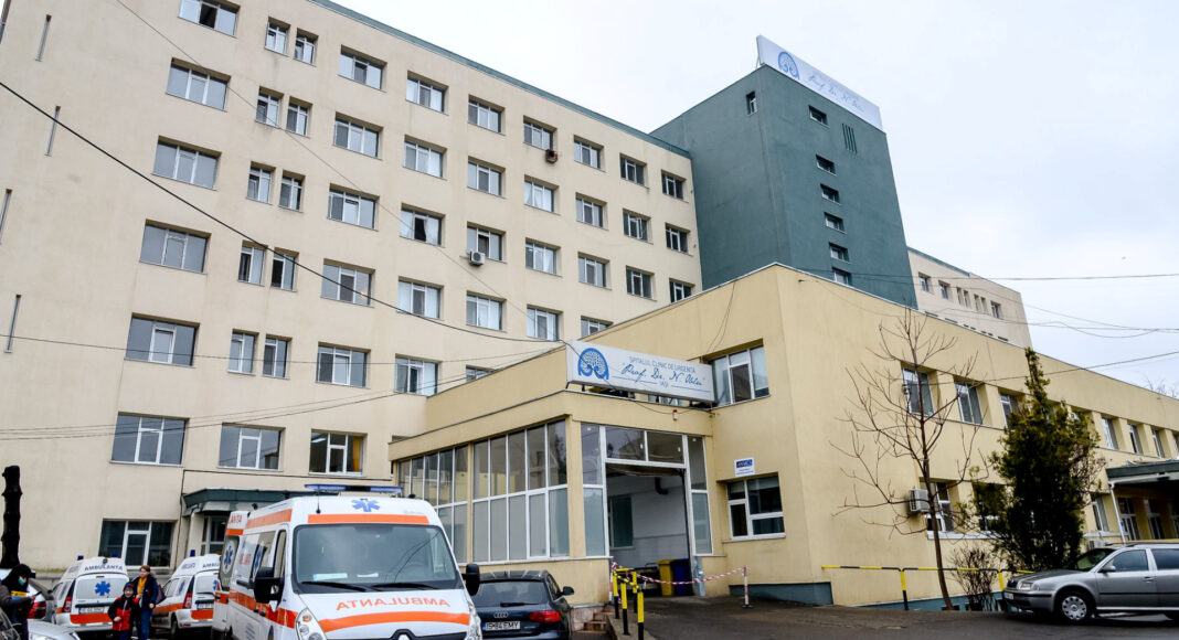 Intrarea Spitalului de Neurochirurgie Nicolae Oblu din Iași, cu ambulanțe în curte