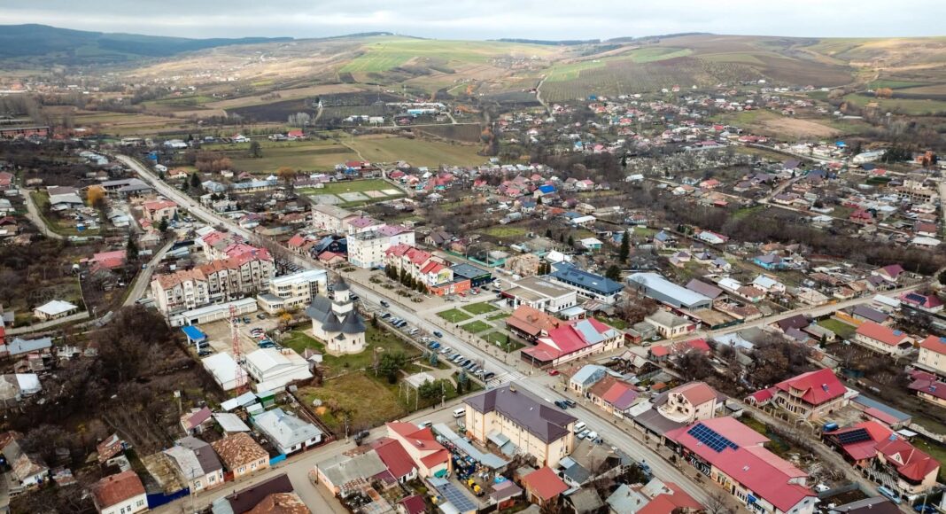 Răducăneni văzut din dronă, comuna în care Tarca Construct reface două împrejmuiri