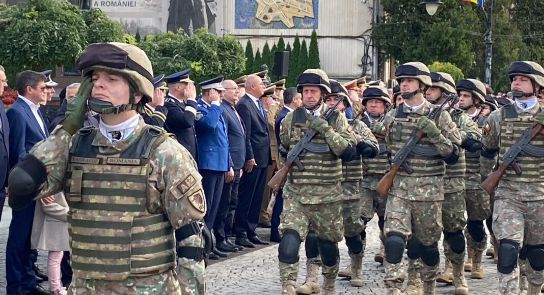 Militar în poziție de onor la ceremonia de Ziua Armatei de pe Pietonalul Ștefan cel Mare din Iași
