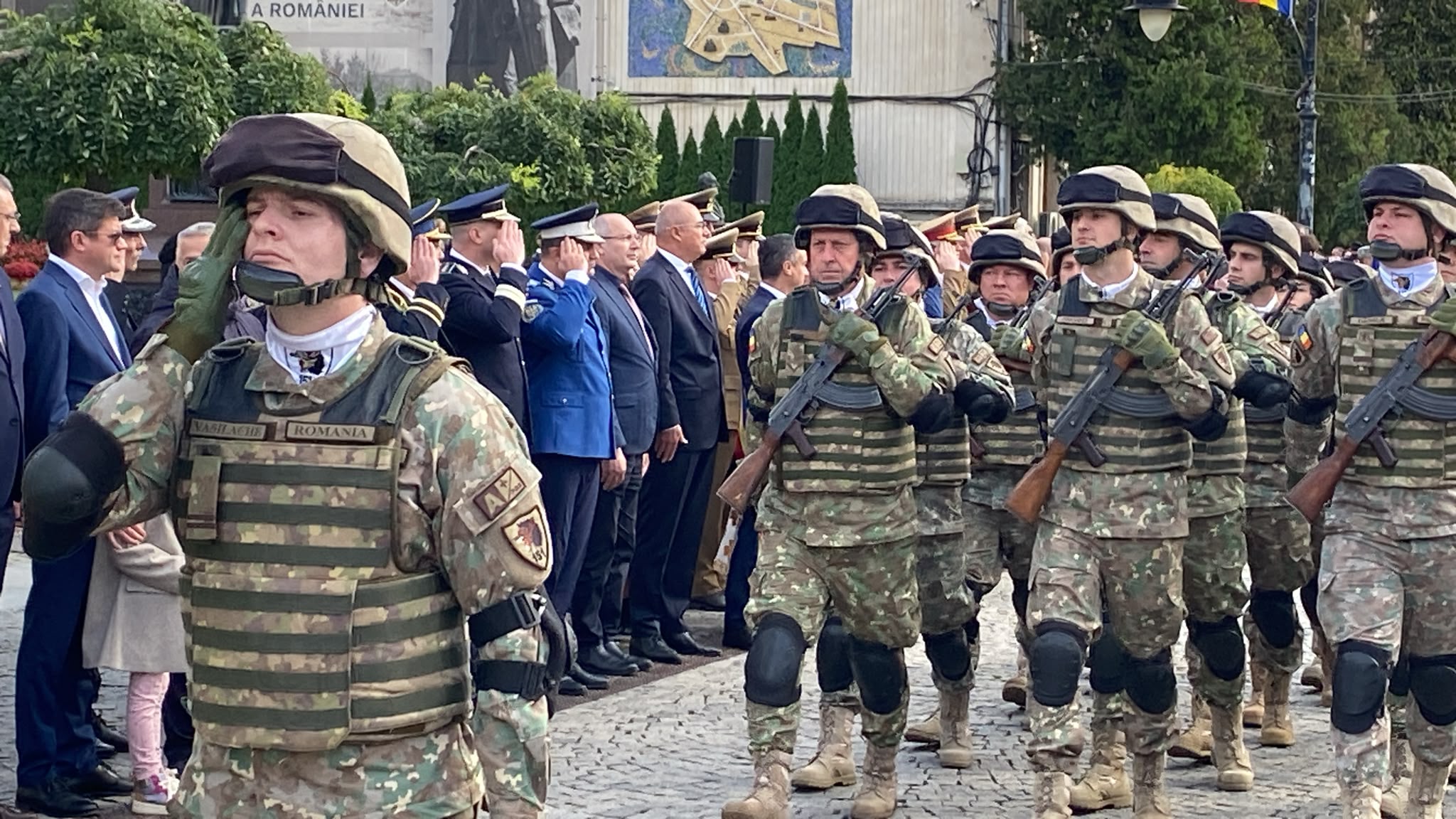 Militar în poziție de onor la ceremonia de Ziua Armatei de pe Pietonalul Ștefan cel Mare din Iași