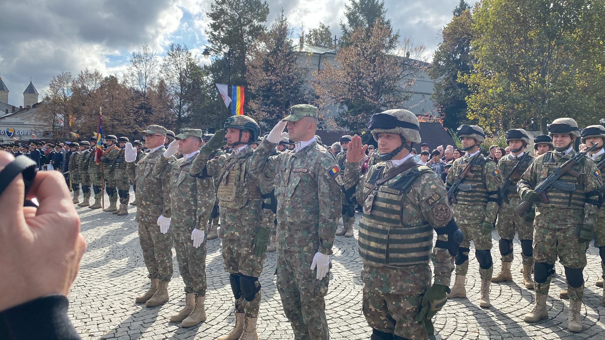 Militari aliniați în fața Catedralei Mitropolitane din Iași, de Ziua Armatei Române