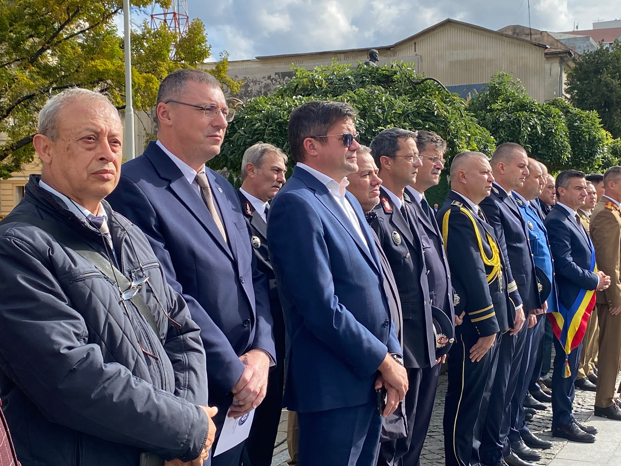 Oficialități civile și militare la ceremonia de Ziua Armatei din fața Primăriei Iași